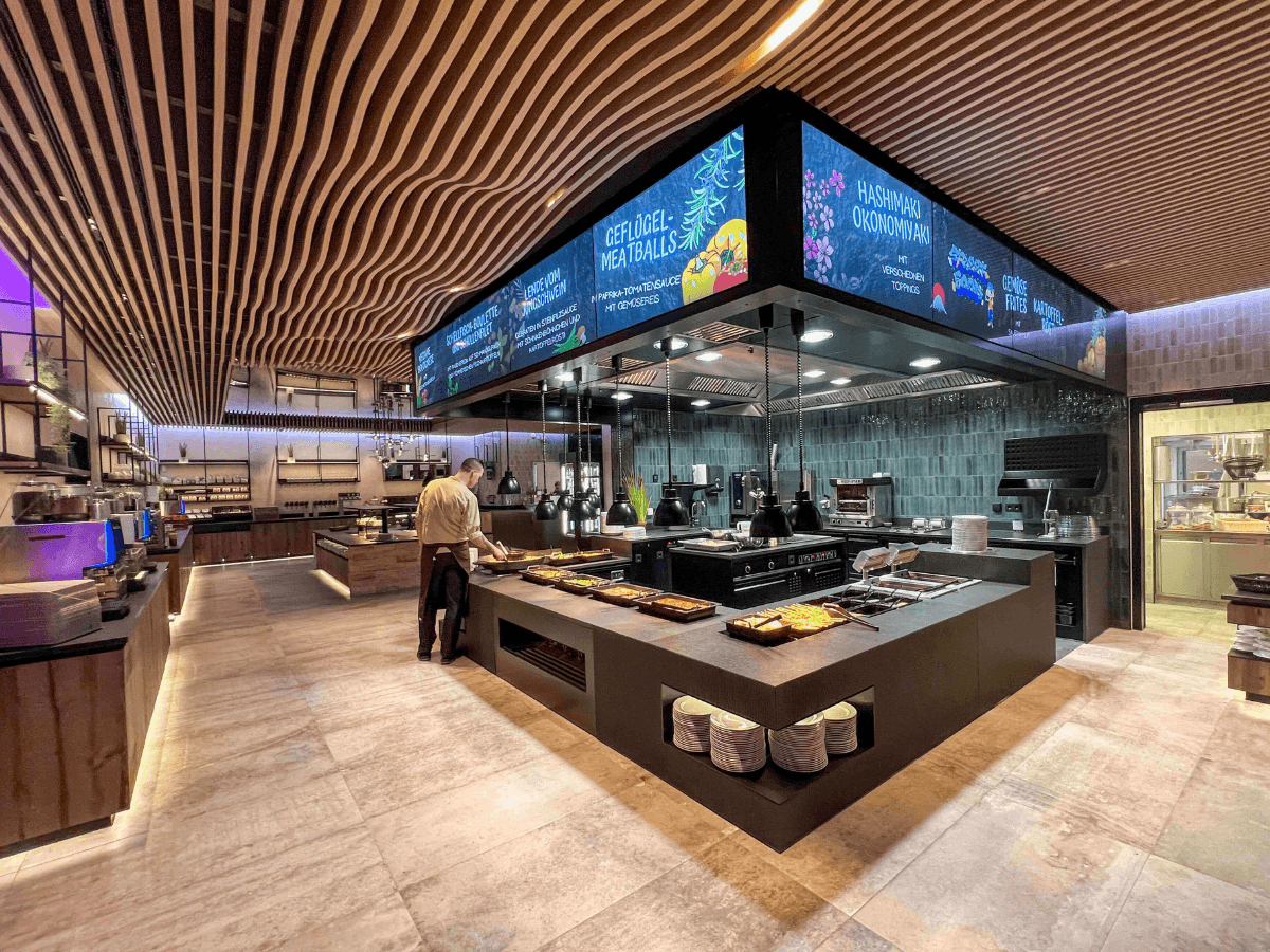 Digital Signage Videoinstallation im Familien Wellness Hotel Seeklause zeigt Menüangebote, Videos und Gästeinformationen im Buffetbereich.