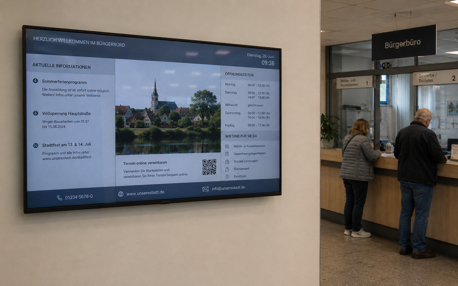 Digital Signage Display im Bürgerbüro zeigt Welcome Screen, Servicehinweise und Bürgerinformationen im Eingangsbereich.