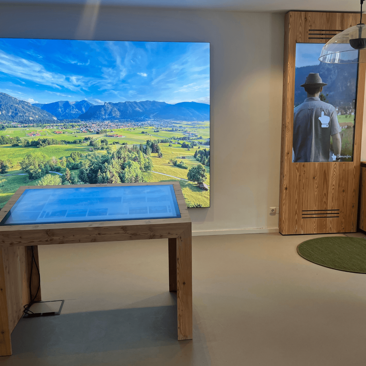 Touch-Tisch der Ammergauer Alpen zeigt Wanderwege, Radwege, Veranstaltungen und touristische Informationen über connectSignage.