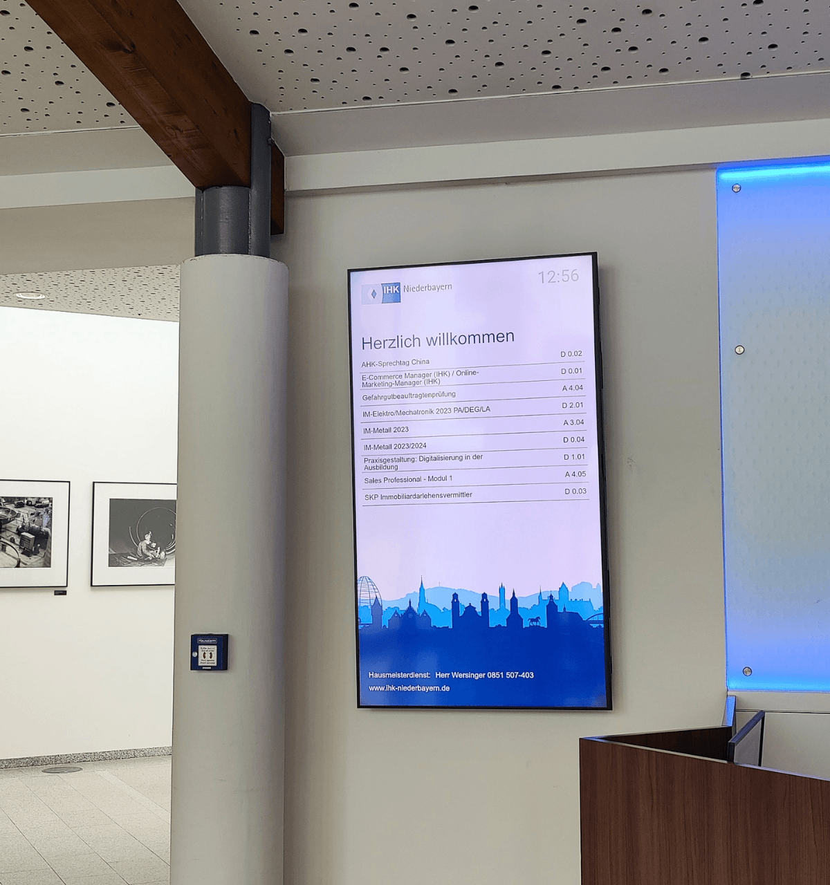 Welcome Screen der IHK Niederbayern zeigt aktuelle Seminare, Prüfungen und Raumangaben über connectSignage.