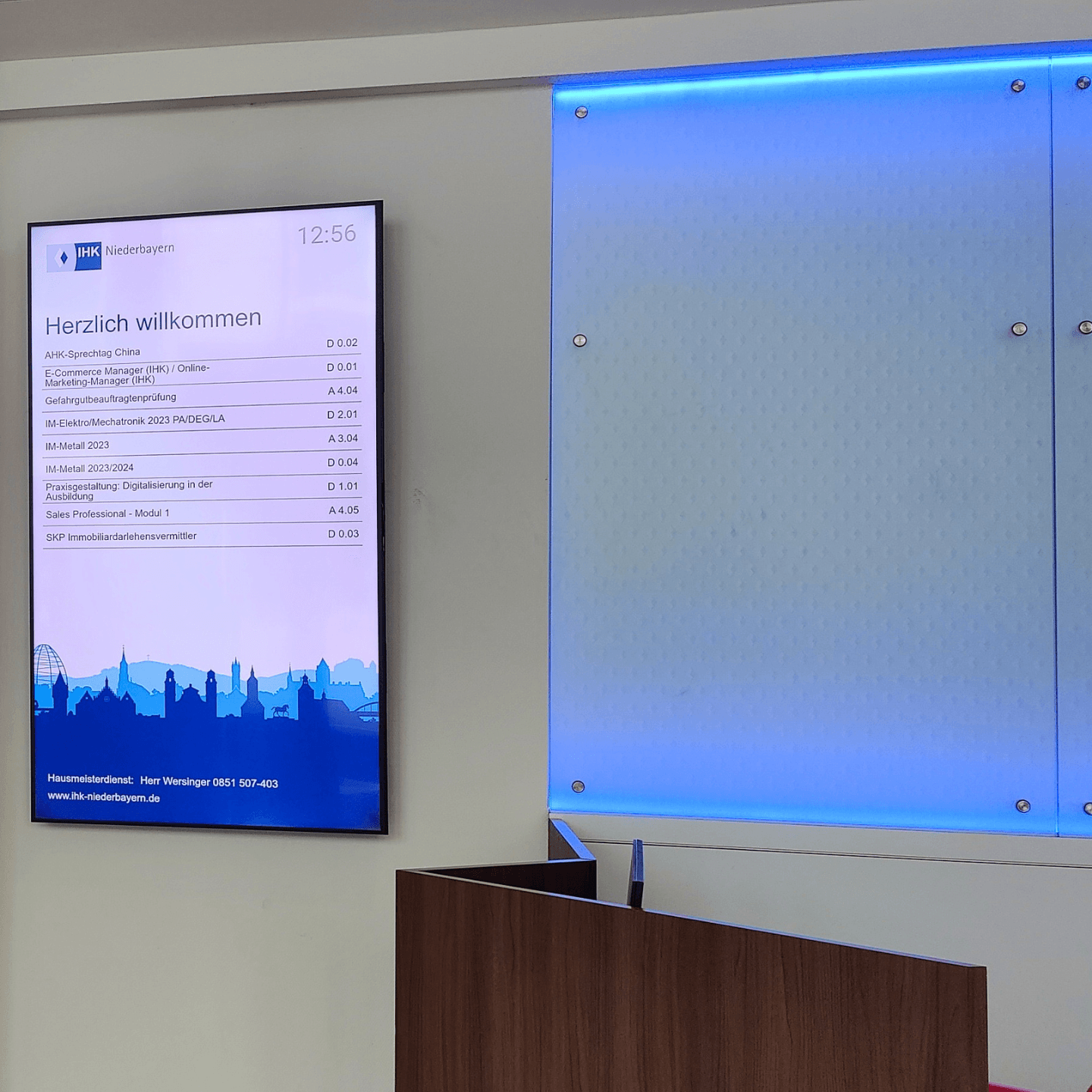 Infodisplay im Foyer der IHK Niederbayern informiert Besuchende über Termine, Veranstaltungen und Räume am Standort Passau.