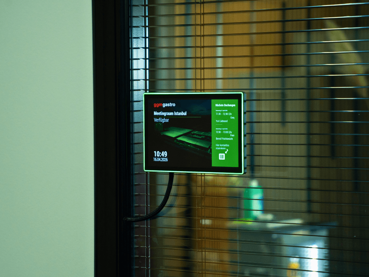 Digital room booking displays at GGM Gastro show available and occupied meeting rooms using connectSignage and ProDVX hardware.