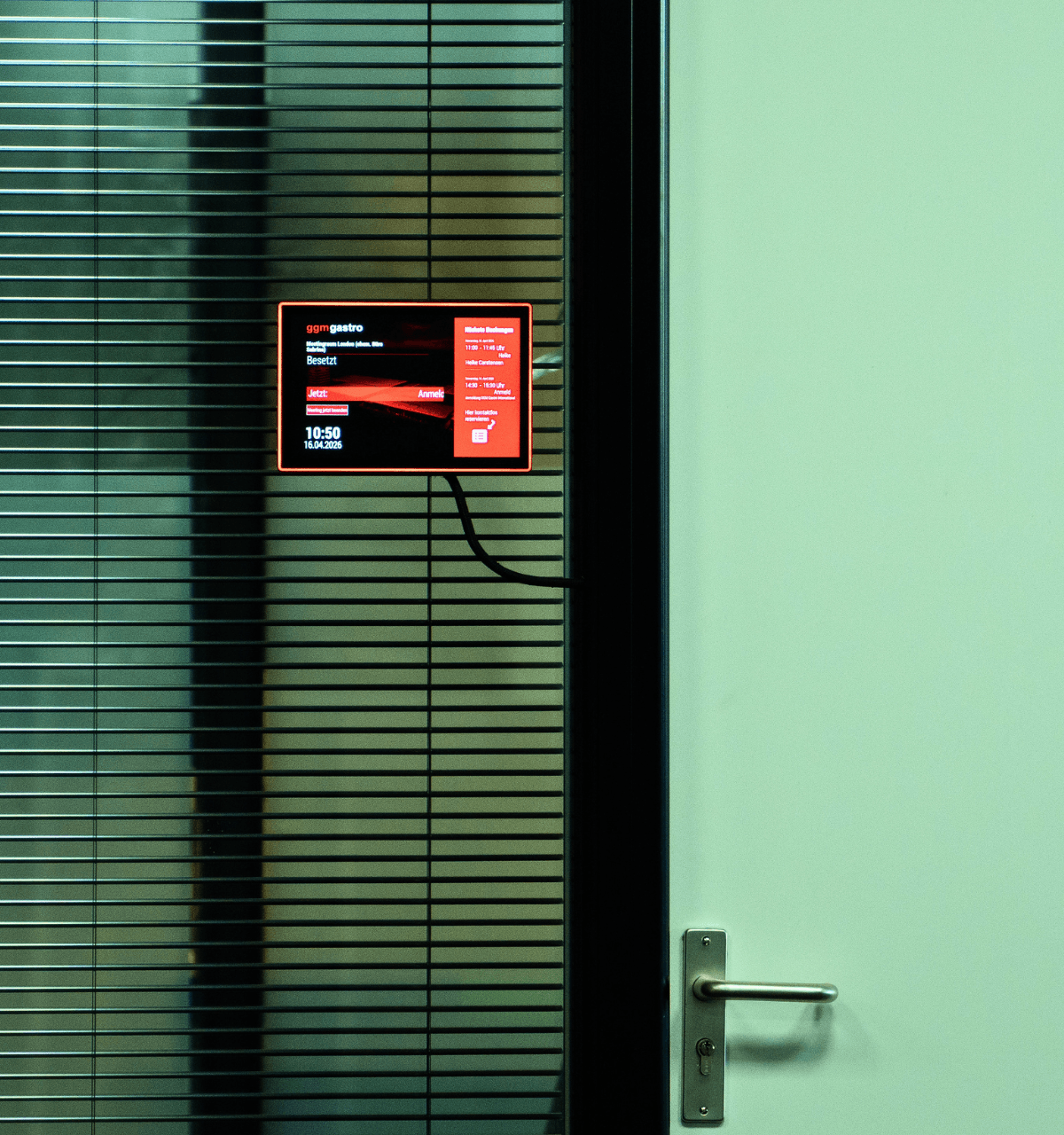 ProDVX Touchdisplay bei GGM Gastro zeigt Raumstatus, aktuelle Buchung und nächste Reservierung über connectSignage.