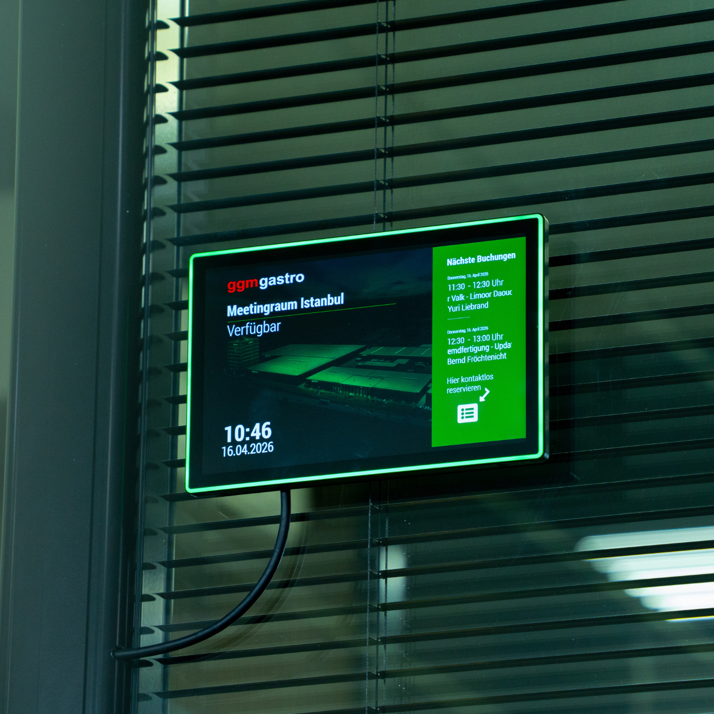 Digital Signage Display im Showroom von GGM Gastro zeigt die Verfügbarkeit von Kundenberatern in Echtzeit.
