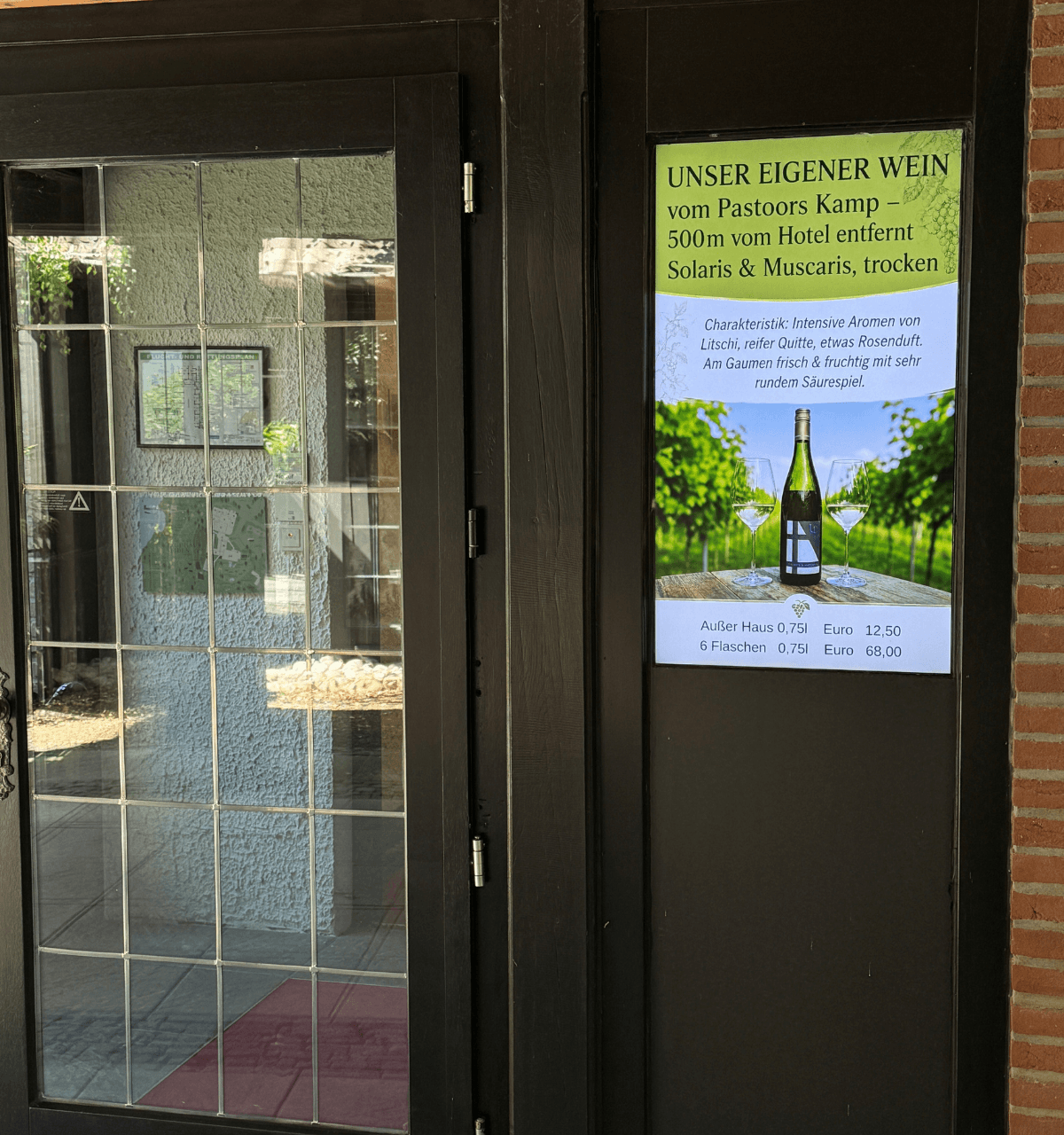 Digital Signage Display im Romantik Hotel Jagdhaus Eiden informiert Gäste über Veranstaltungen, Angebote und Aktivitäten.