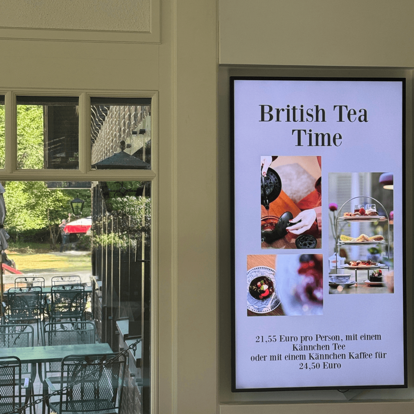 Digital Signage im Romantik Hotel Jagdhaus Eiden zeigt aktuelle Gästeinformationen und interne Hinweise für Mitarbeitende.