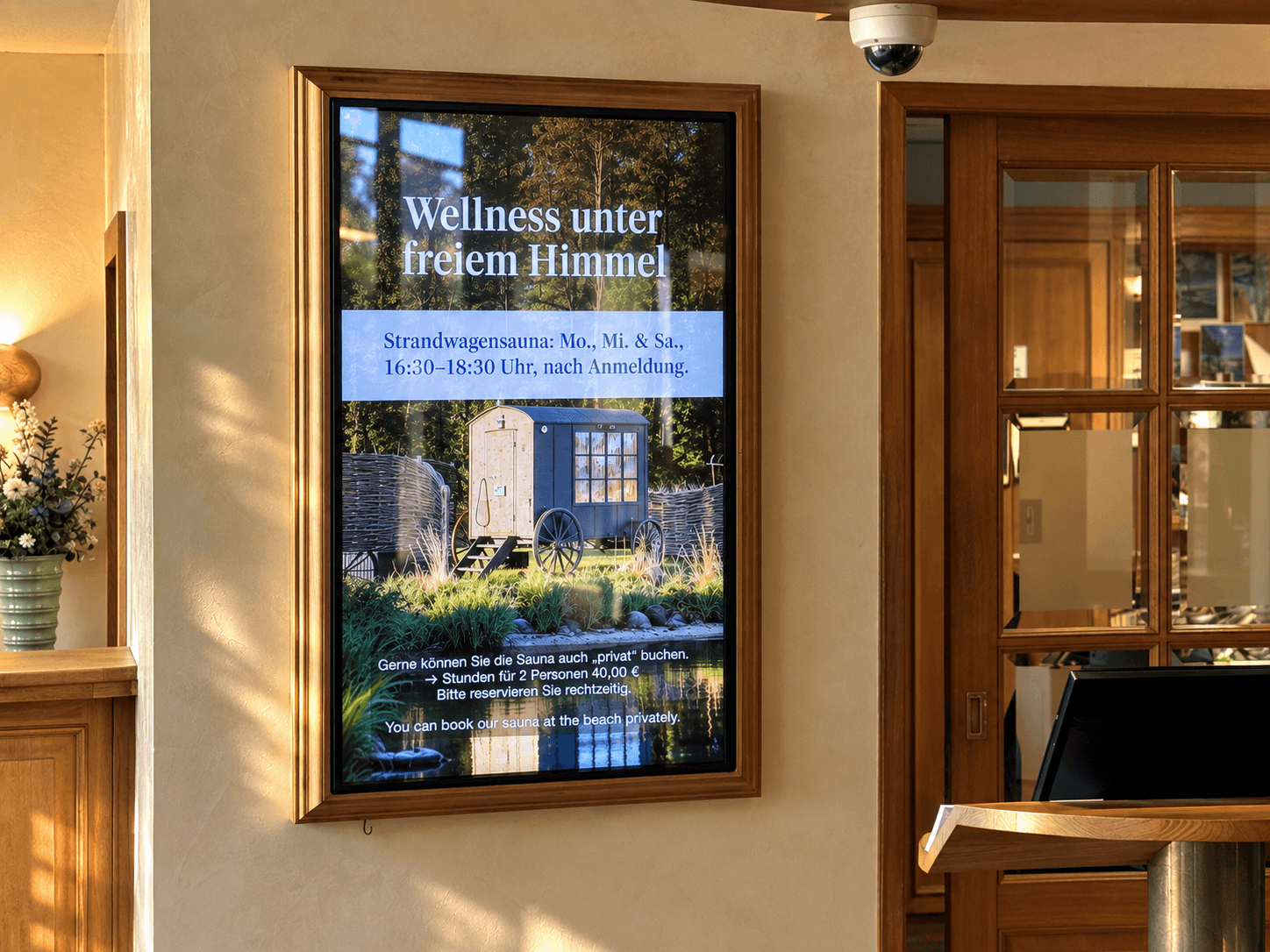 Digital Signage Display im Romantik Hotel Jagdhaus Eiden zeigt aktuelle Gästeinformationen, Angebote und Veranstaltungen.