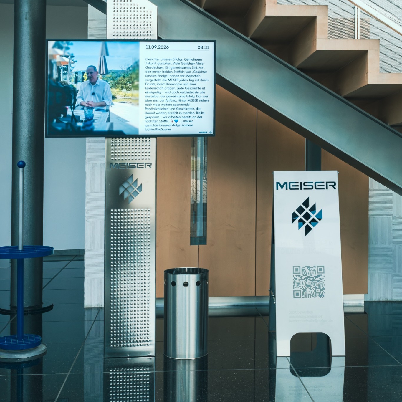 Digital Signage Display im Eingangsbereich von Meiser Vogtland zeigt aktuelle Unternehmensinhalte und Informationen