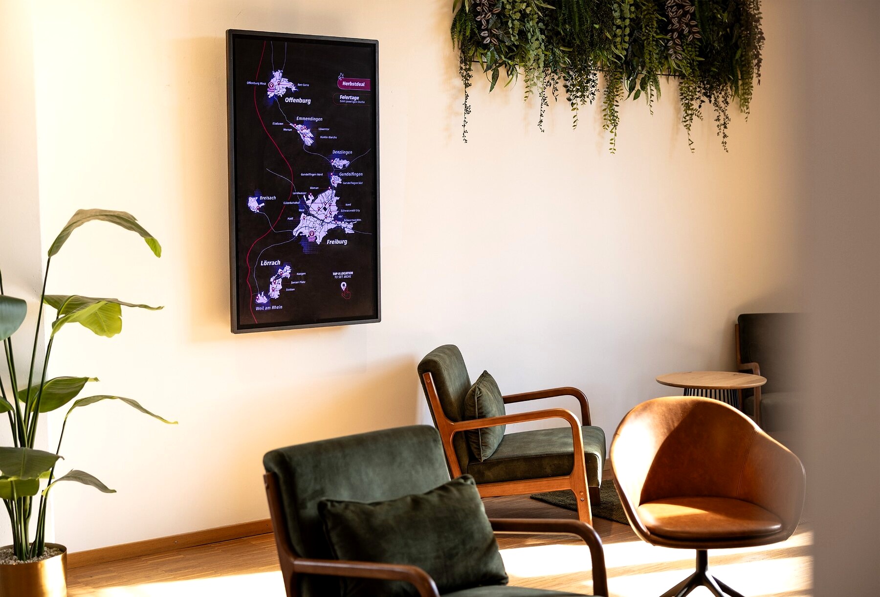 Interactive touch display at Fitness-Loft Gundelfingen Nord shows an overview of fitness studio locations