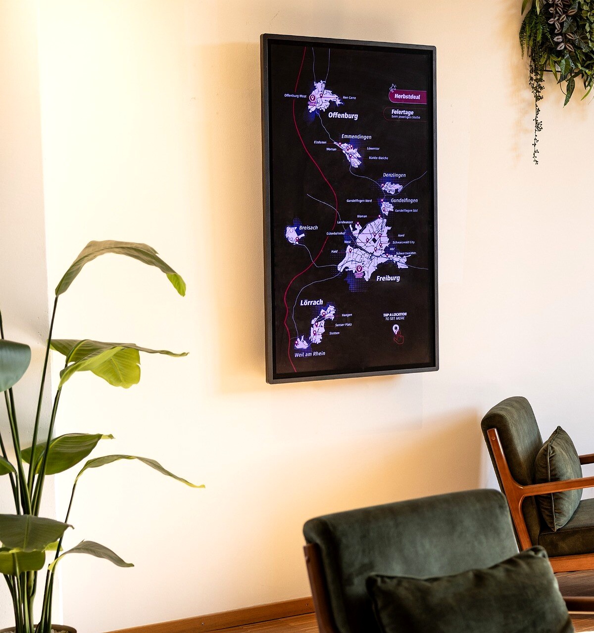 Interactive touch display at Fitness-Loft Gundelfingen Nord shows an overview of fitness studio locations
