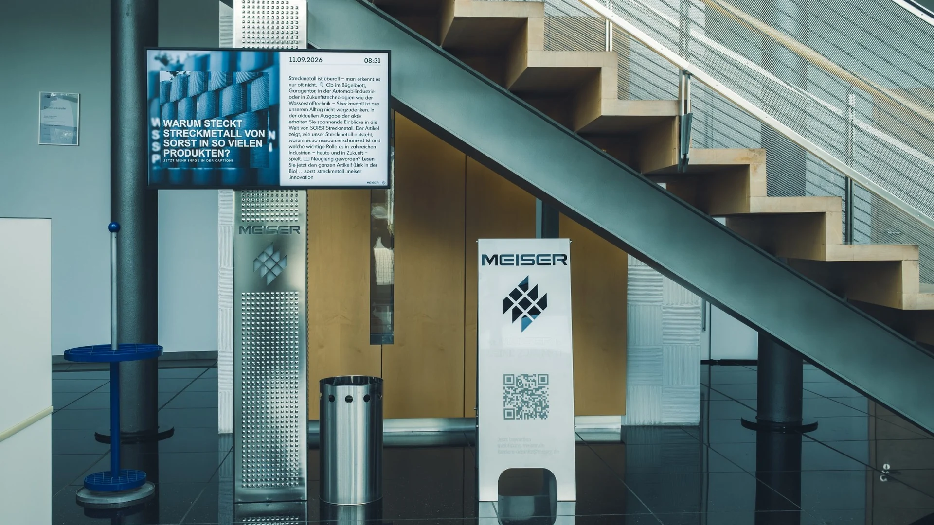 Digital Signage Display im Eingangsbereich von Meiser Vogtland mit aktuellen Informationen und Unternehmensinhalten