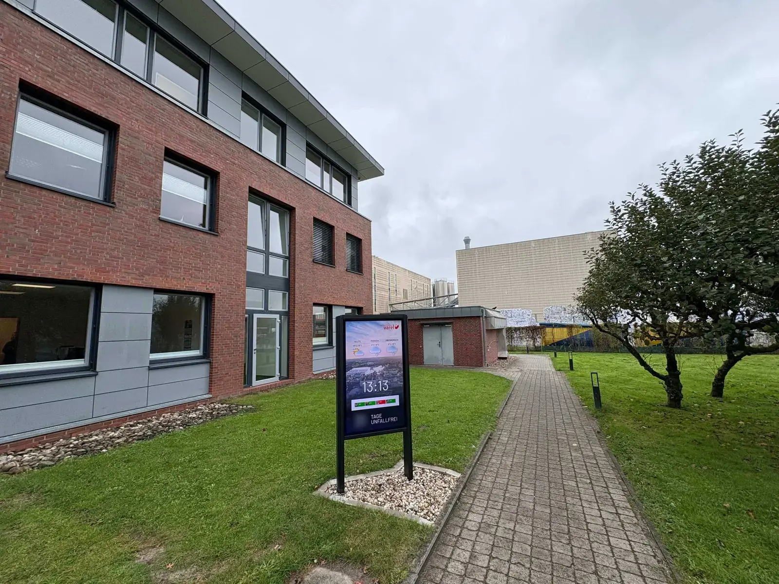 Digital Signage Outdoorstele am Gehweg vor dem Verwaltungsgebäude der Papier- und Kartonfabrik Varel