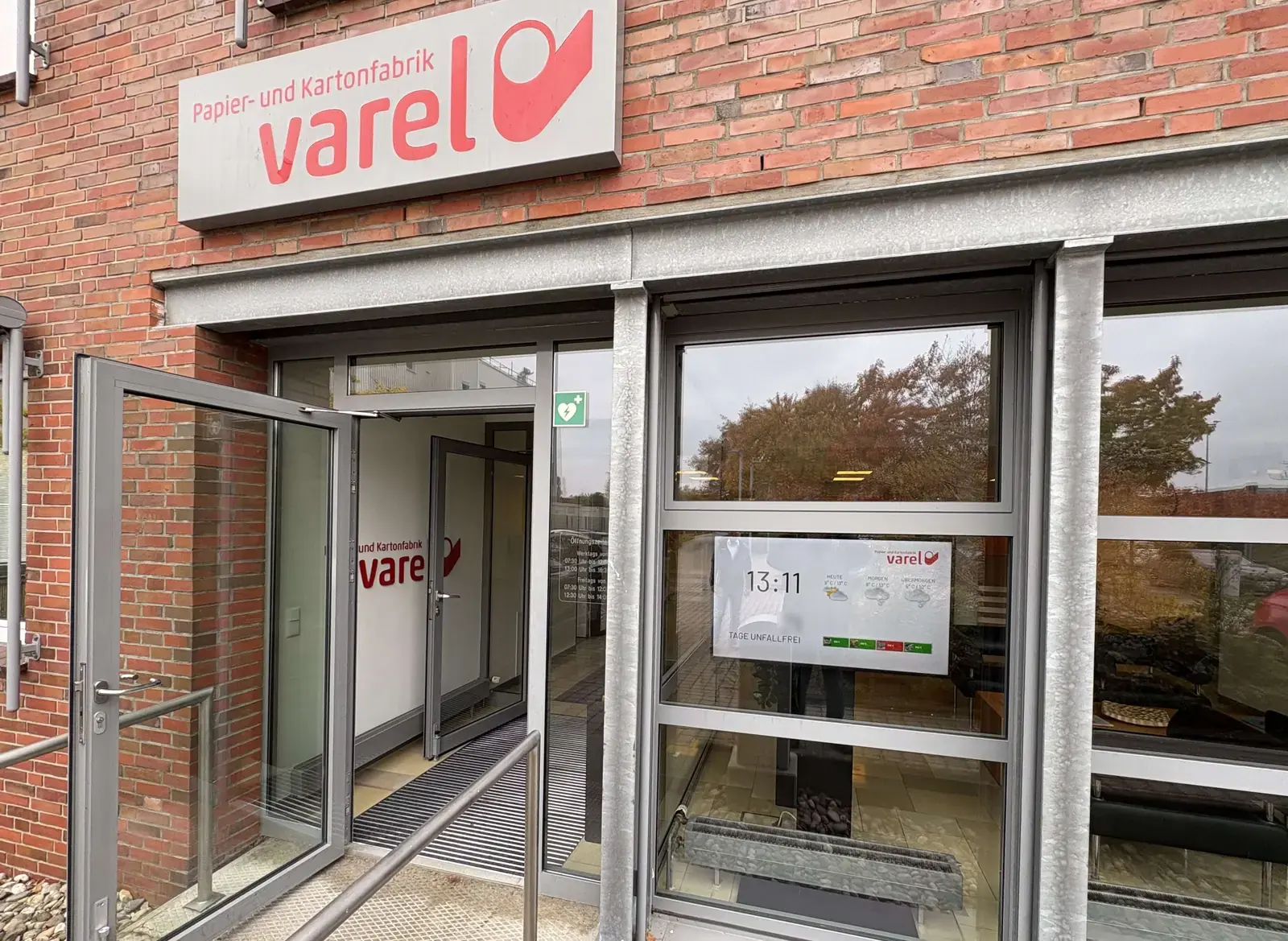 Infodisplay am Eingang der Papier- und Kartonfabrik Varel mit Uhrzeit, Wetter und der Anzahl unfallfreier Tage