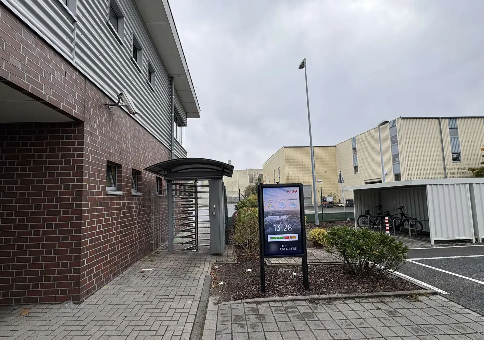 Digital Signage Stele neben dem Drehkreuz am Werkseingang der Papier- und Kartonfabrik Varel
