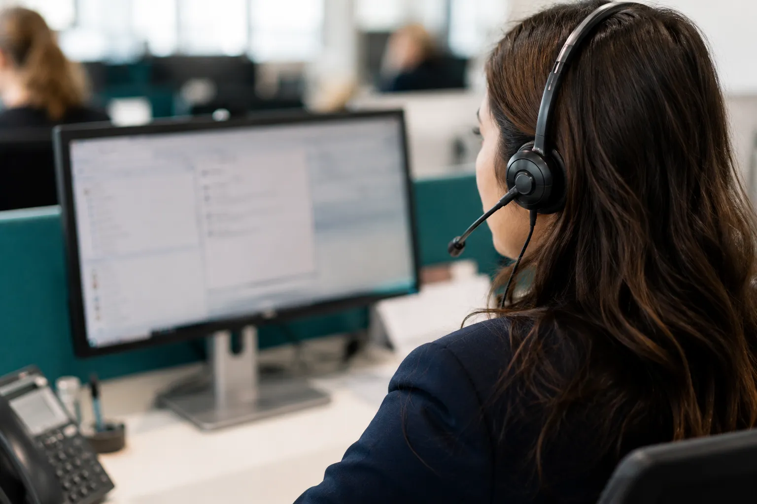 Customer service representative receiving a warm-transferred call with customer context provided by an AI voice agent