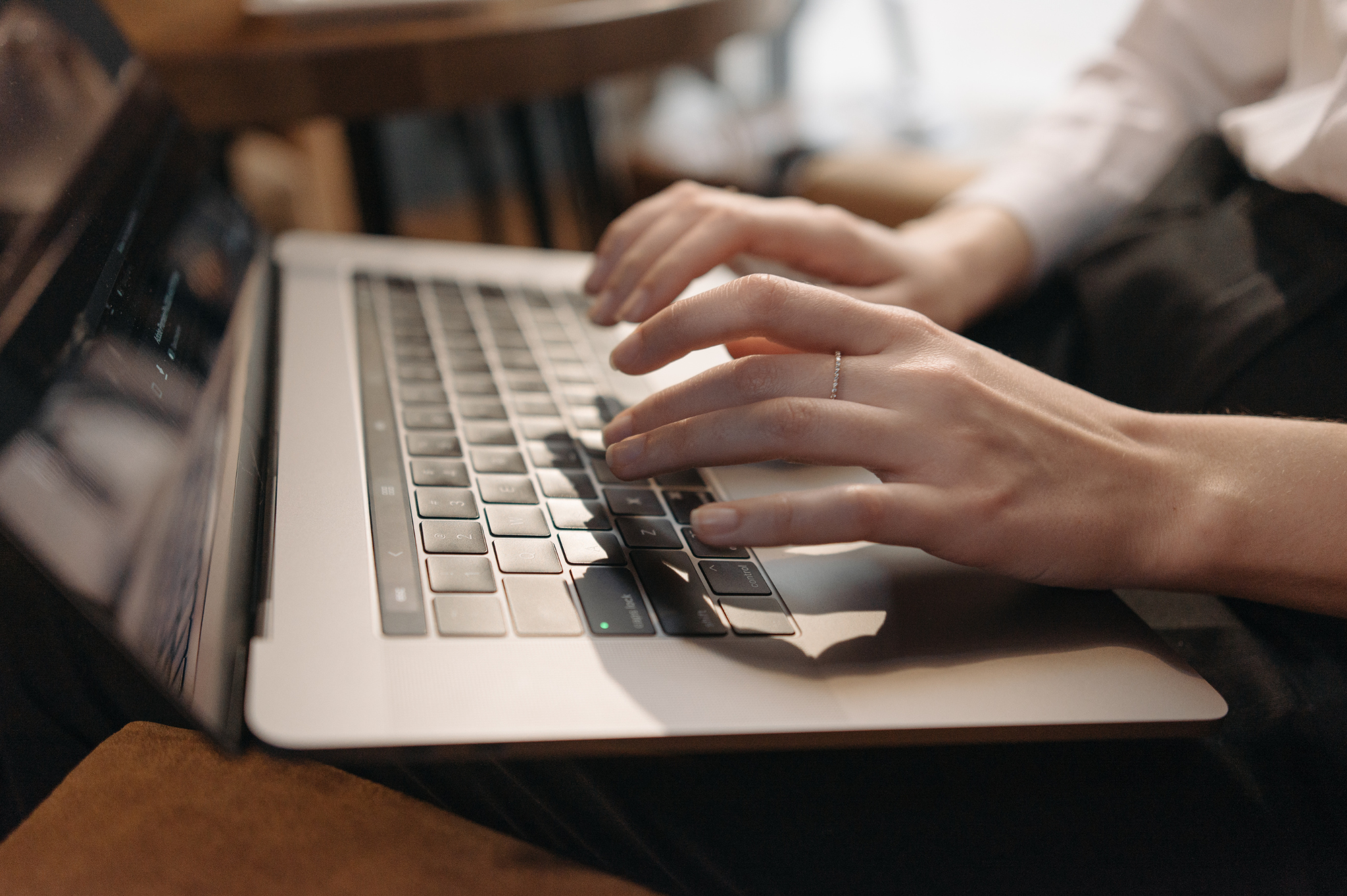 Une femme qui tape sur le clavier sur son ordinateur