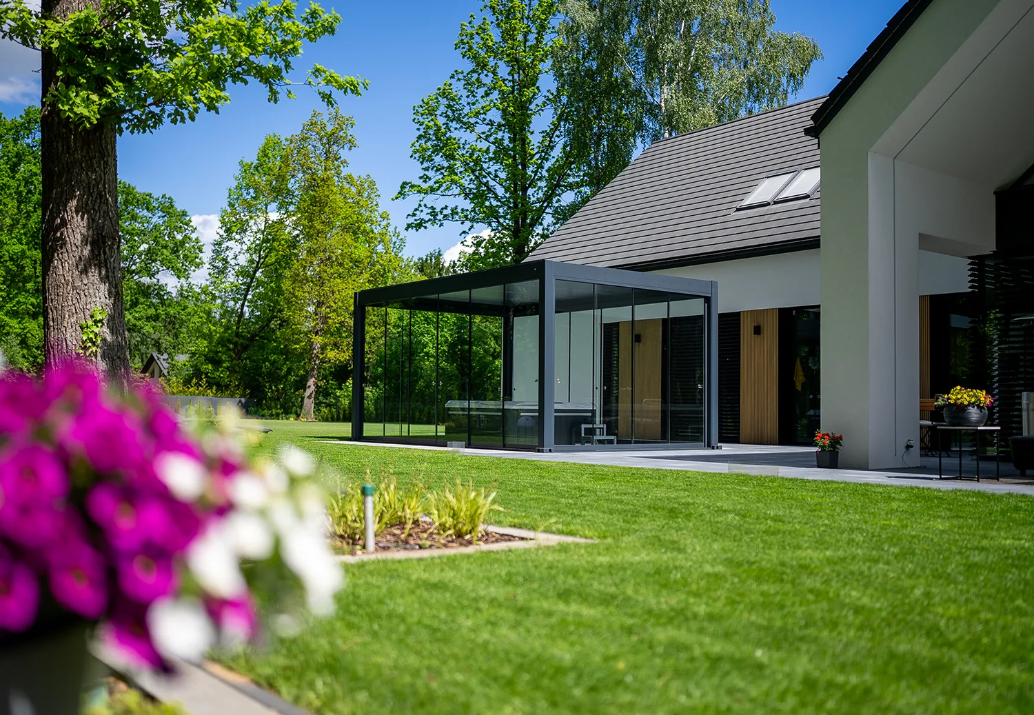 Pergola bioclimatica Umbroso — design e ombreggiatura per spazi esterni Amorosi Garden