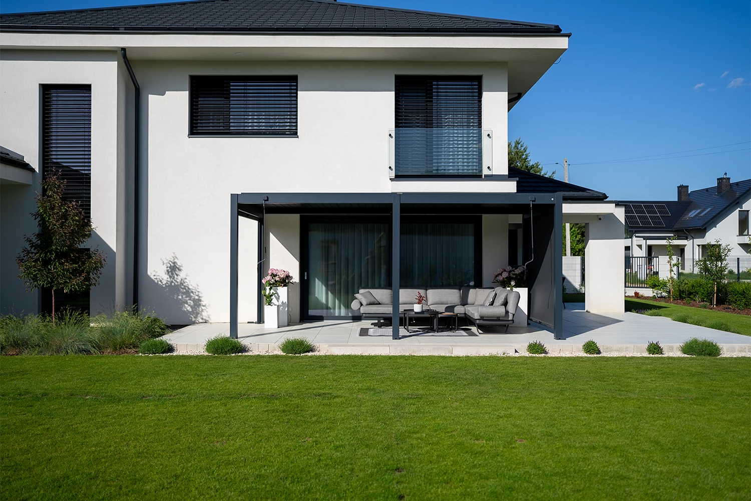 Spazio outdoor con pergola bioclimatica Amorosi Garden — eleganza e comfort all'aperto