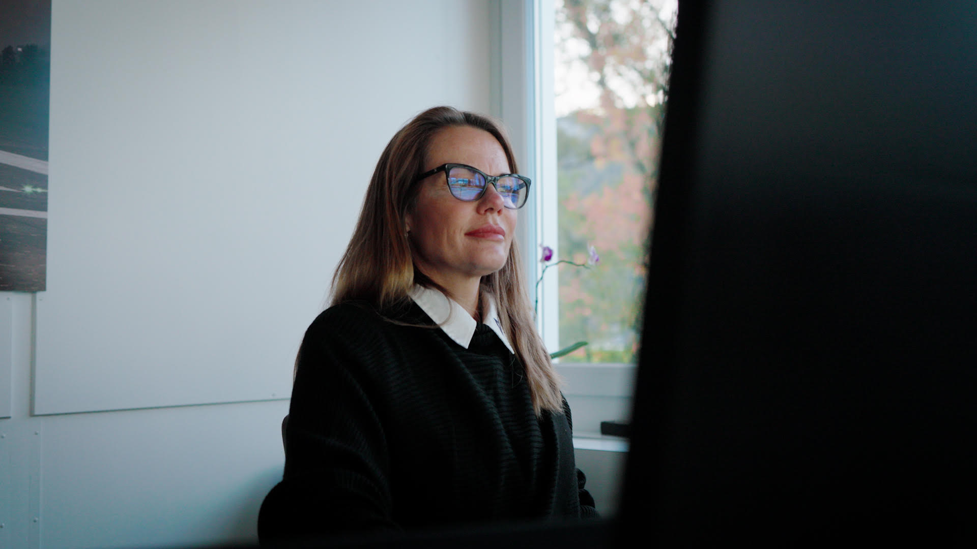 Sina wälti sitting at her office desk