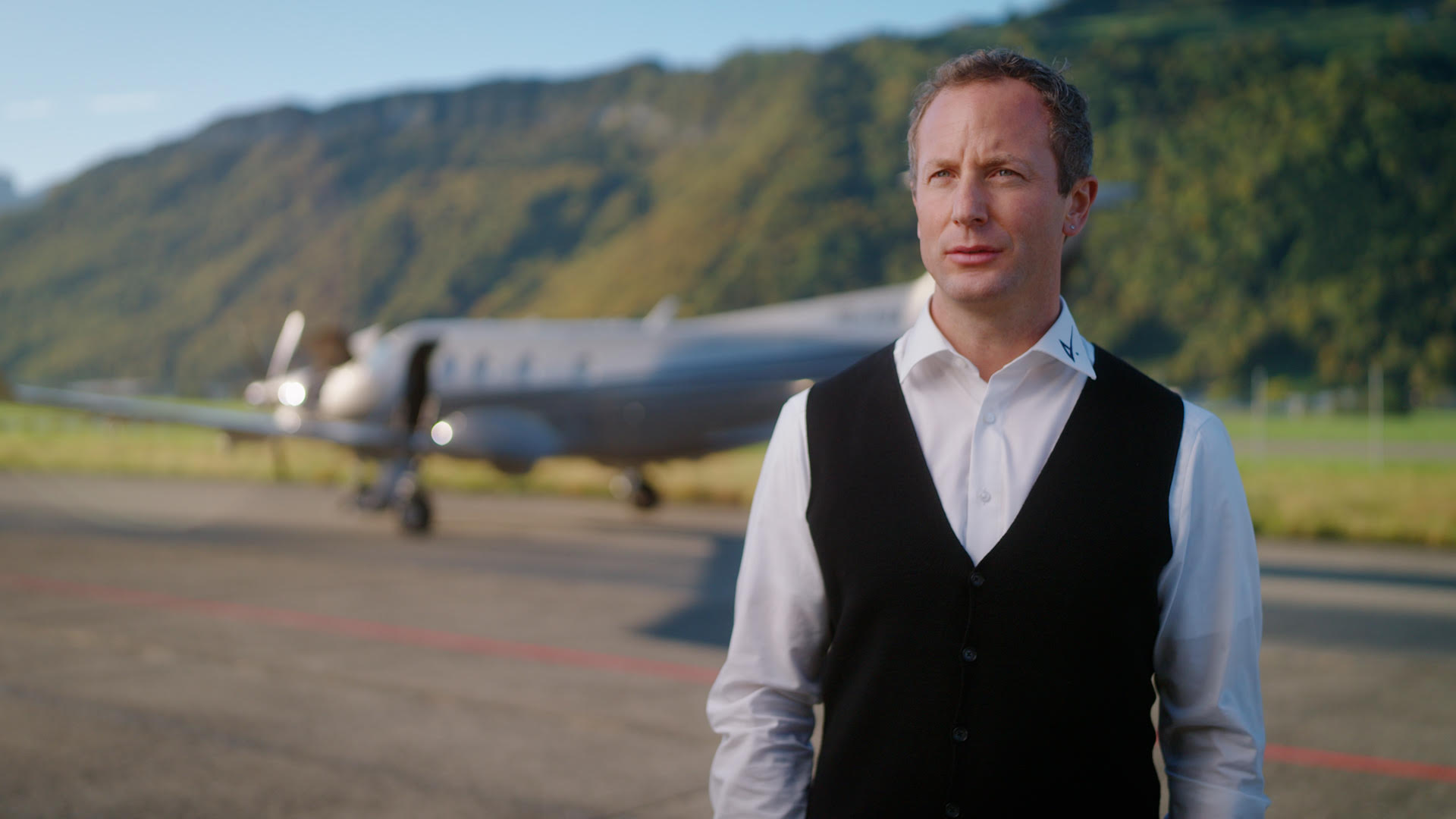 Tinu Wälti standing infront of a private jet