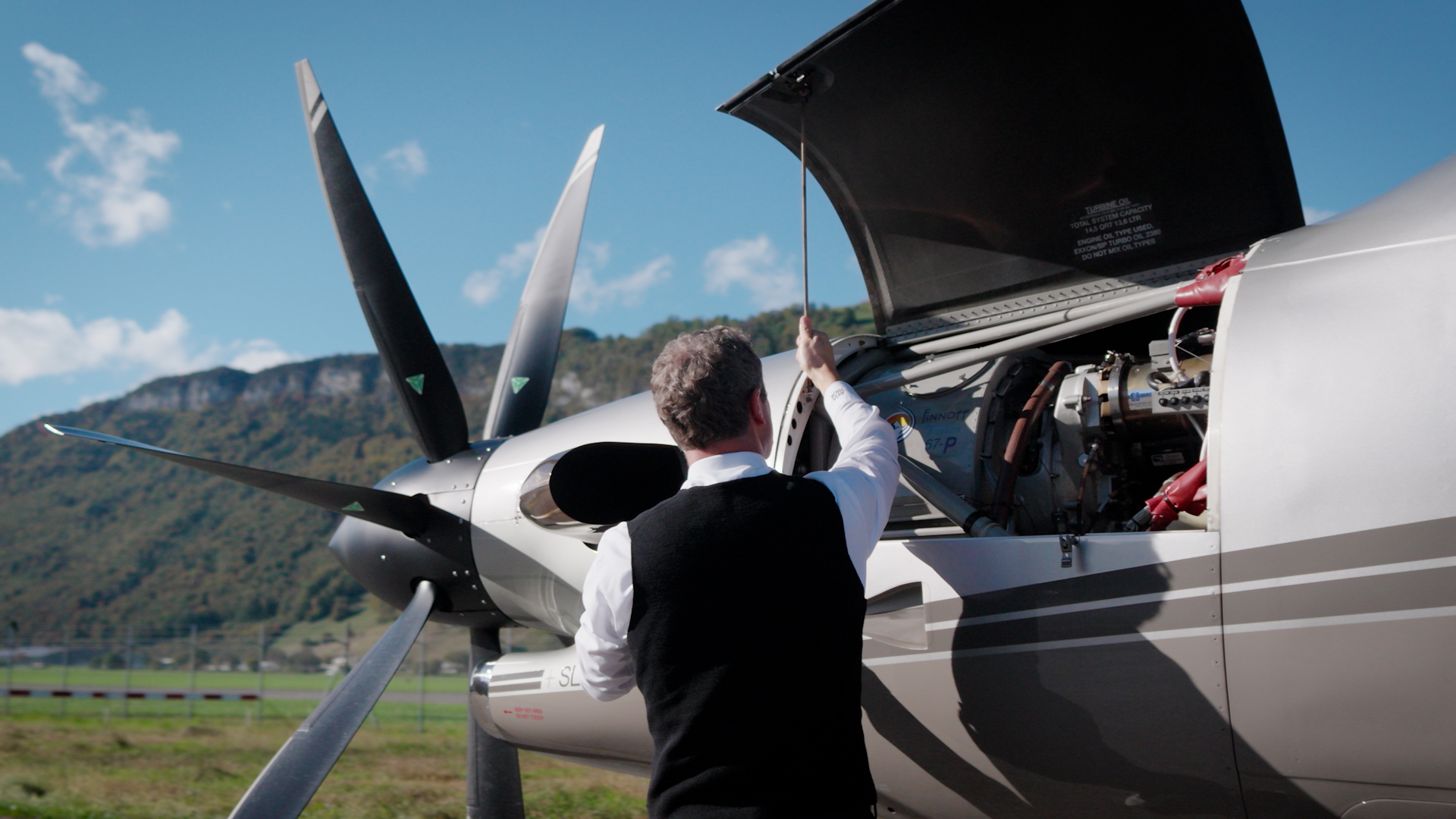 Side-view of the Pilatus 12/47 with an open Engine-Flap, exposing the engine