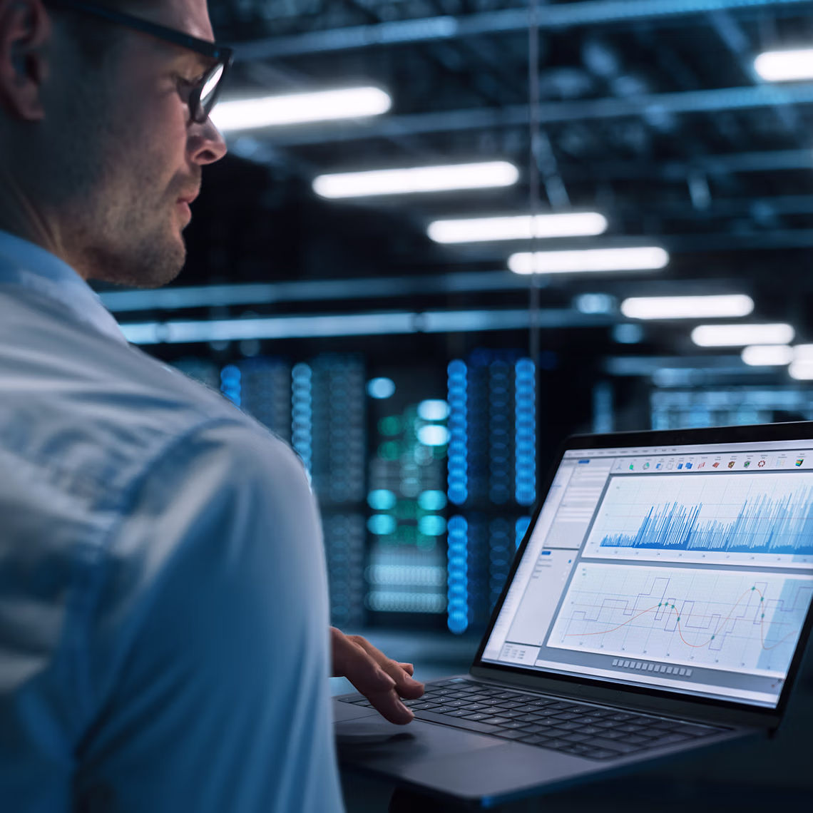 MEMEX-Berater im Rechenzentrum arbeitet an einem ISO-27001-konformen Informationssicherheitsmanagementsystem (ISMS) für Unternehmen.