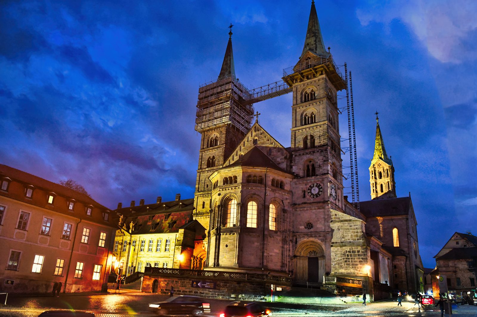 Bamberger Dom in der blauen Stunde – Station des historischen Rundgangs ab der Luitpoldstraße