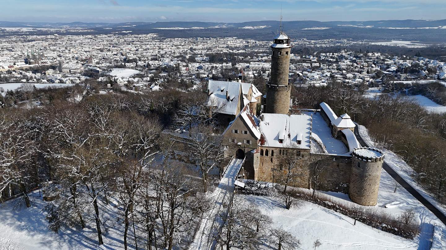 Verschneite Altenburg mit Blick über Bamberg im Winter
