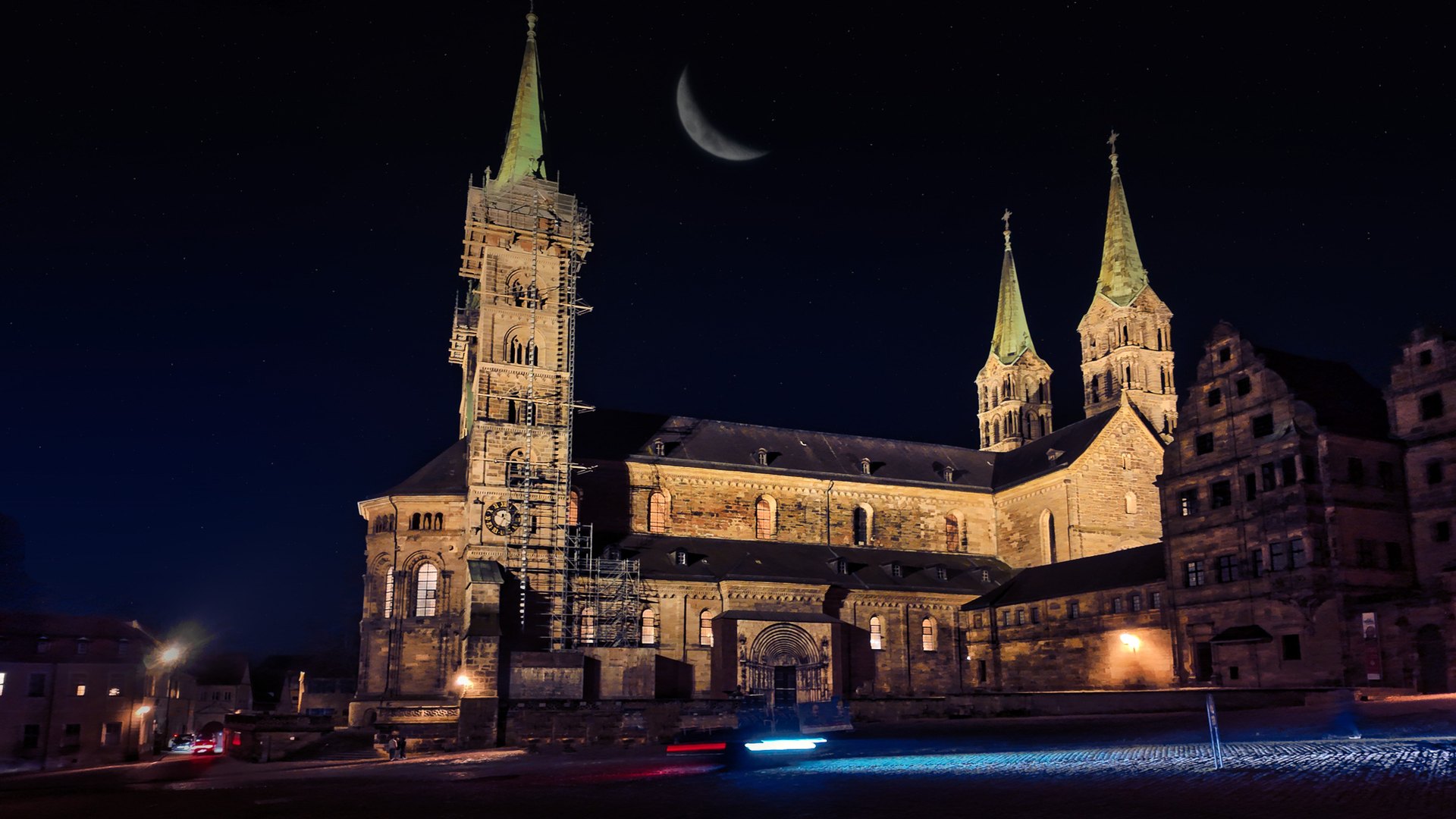 Bamberger Dom bei Nacht mit Mondsichel