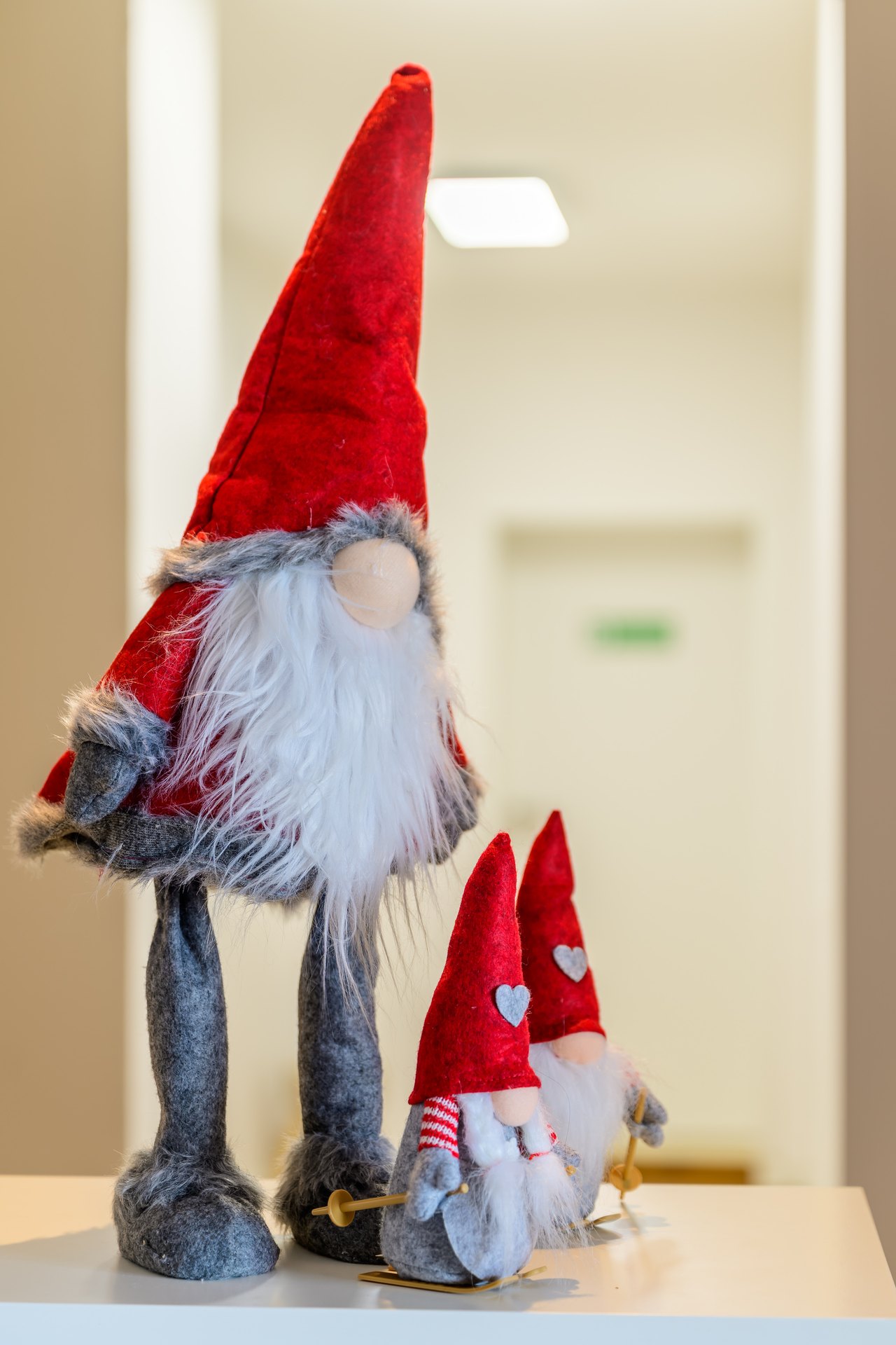 Weihnachtswichtel mit roten Mützen als Adventsdeko in einer Ferienwohnung in Bamberg