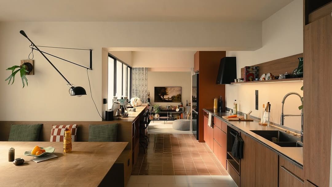 Salon minimaliste années 70 canapé Soriana table Noguchi fauteuil Eames lampe Akari