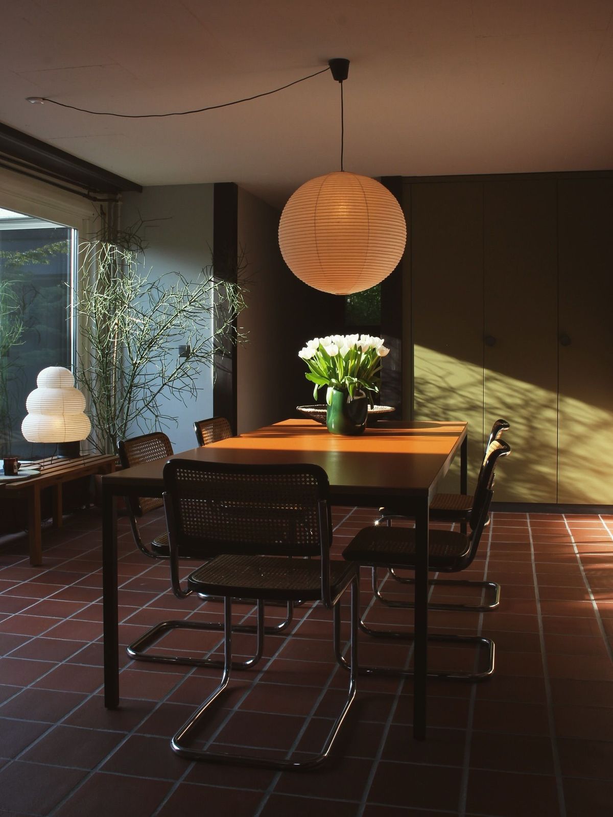 Salle à manger table ovale chêne chaises Wegner suspension moderne