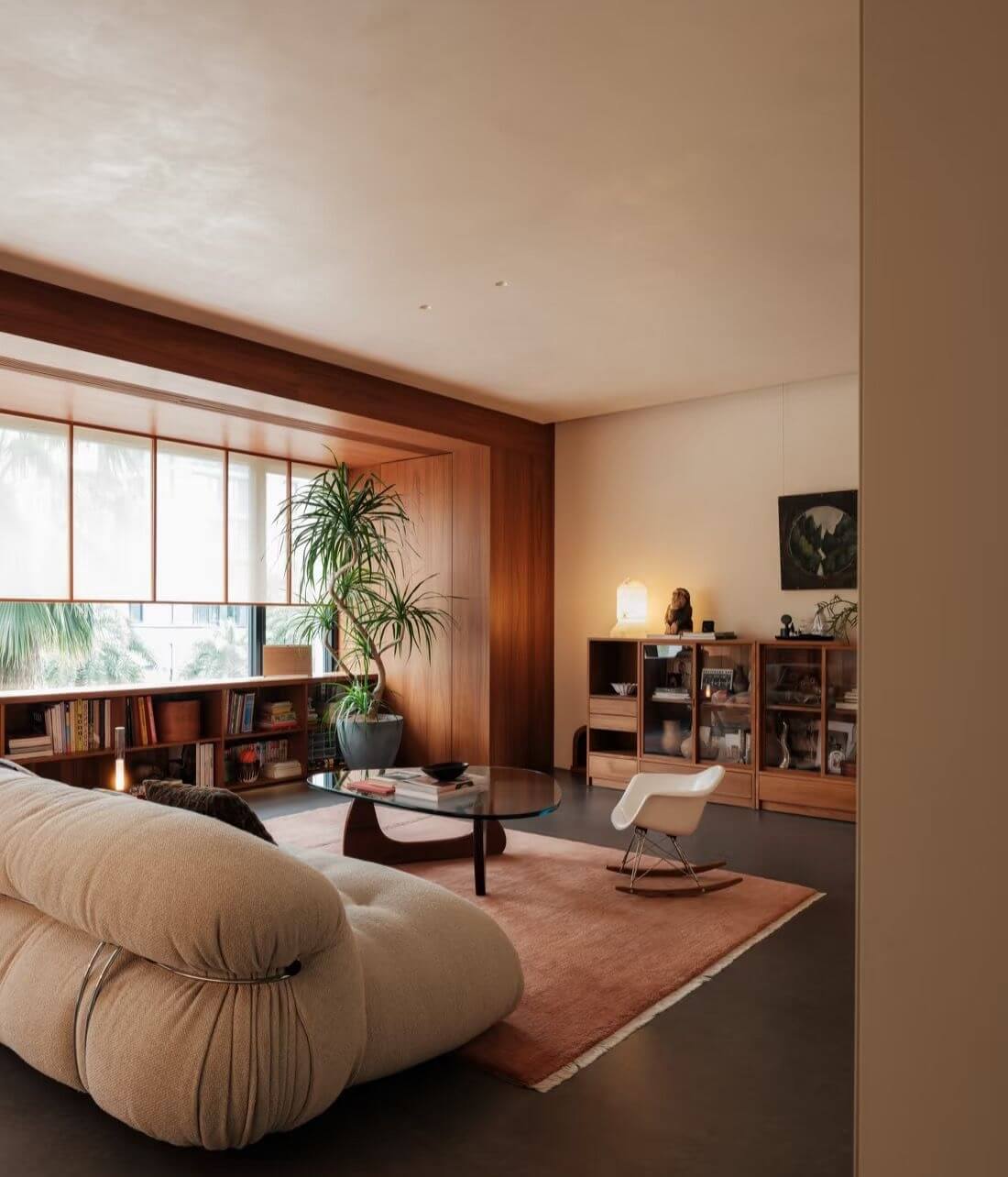 Salon années 70 décrypté canapé Soriana Cassina fauteuil Eames table Noguchi Vitra