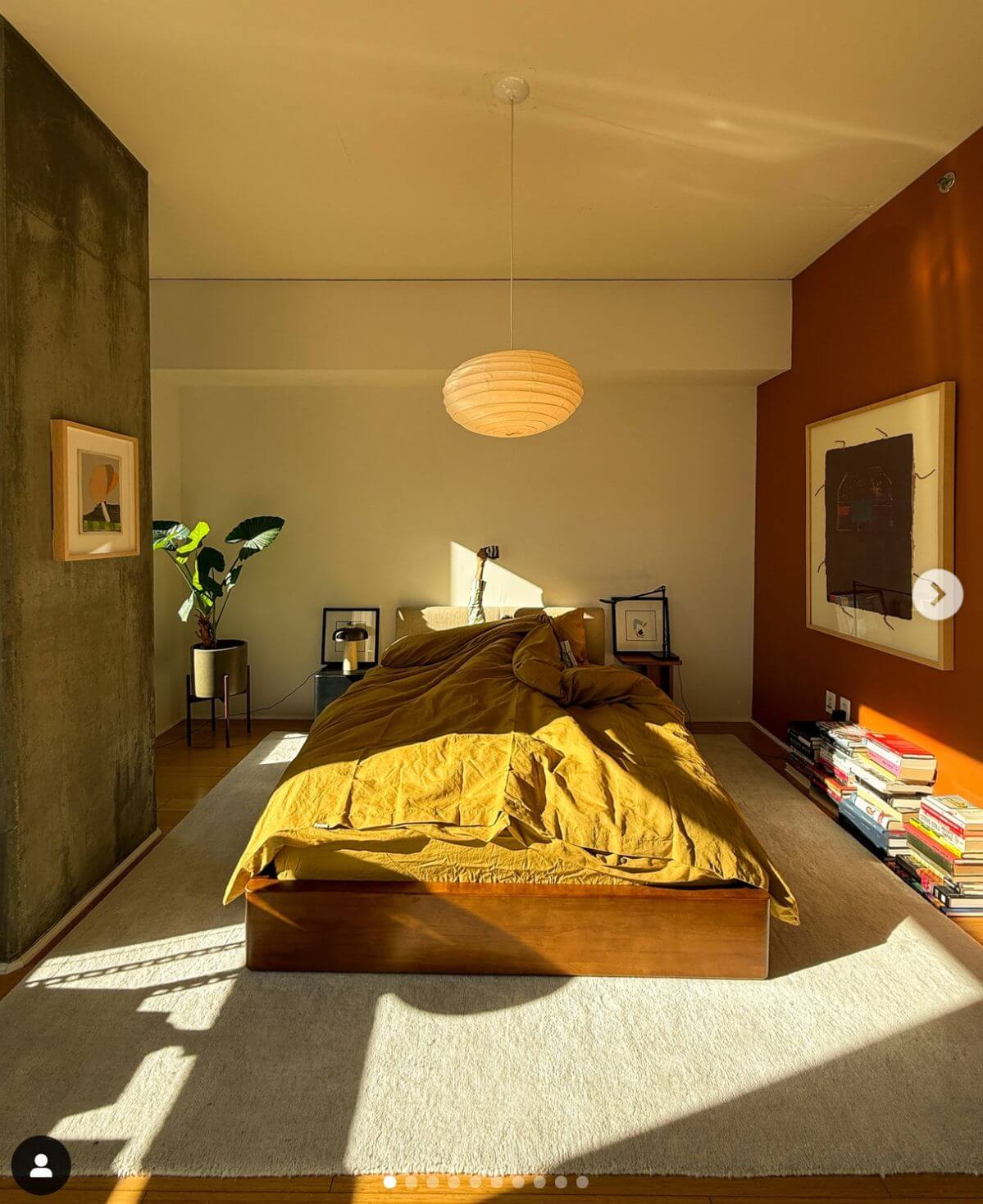 Chambre cosy lit bois tête rembourrée lampe japonaise papier