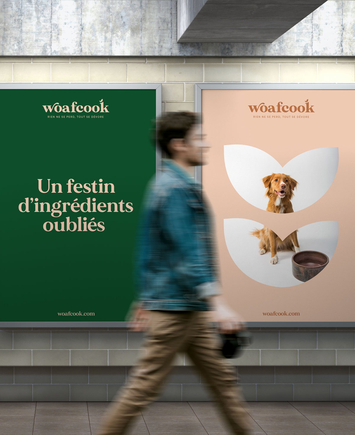 Deux affiches publicitaires de Woafcook avec un homme qui marche devant; la première affiche verte dit «Un festin d’ingrédients oubliés» et la deuxième affiche montre un chien assis à côté d'une gamelle.