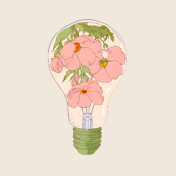 Ampoule transparente suspendue contenant des fleurs orange et roses avec des feuilles vertes.
