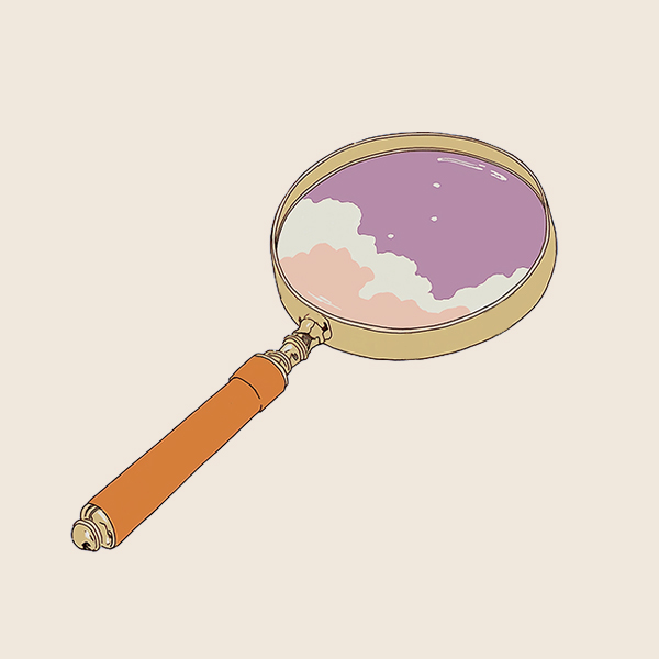 Loupe avec poignée marron et verre reflétant un ciel violet avec des nuages blancs et roses.