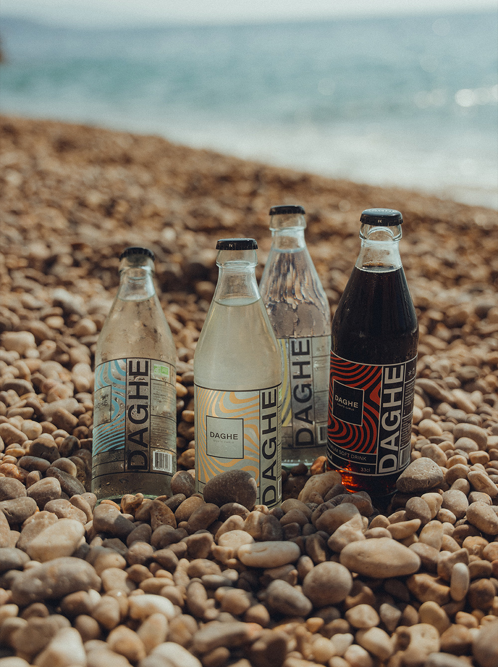 4 sodas posés sur une plage