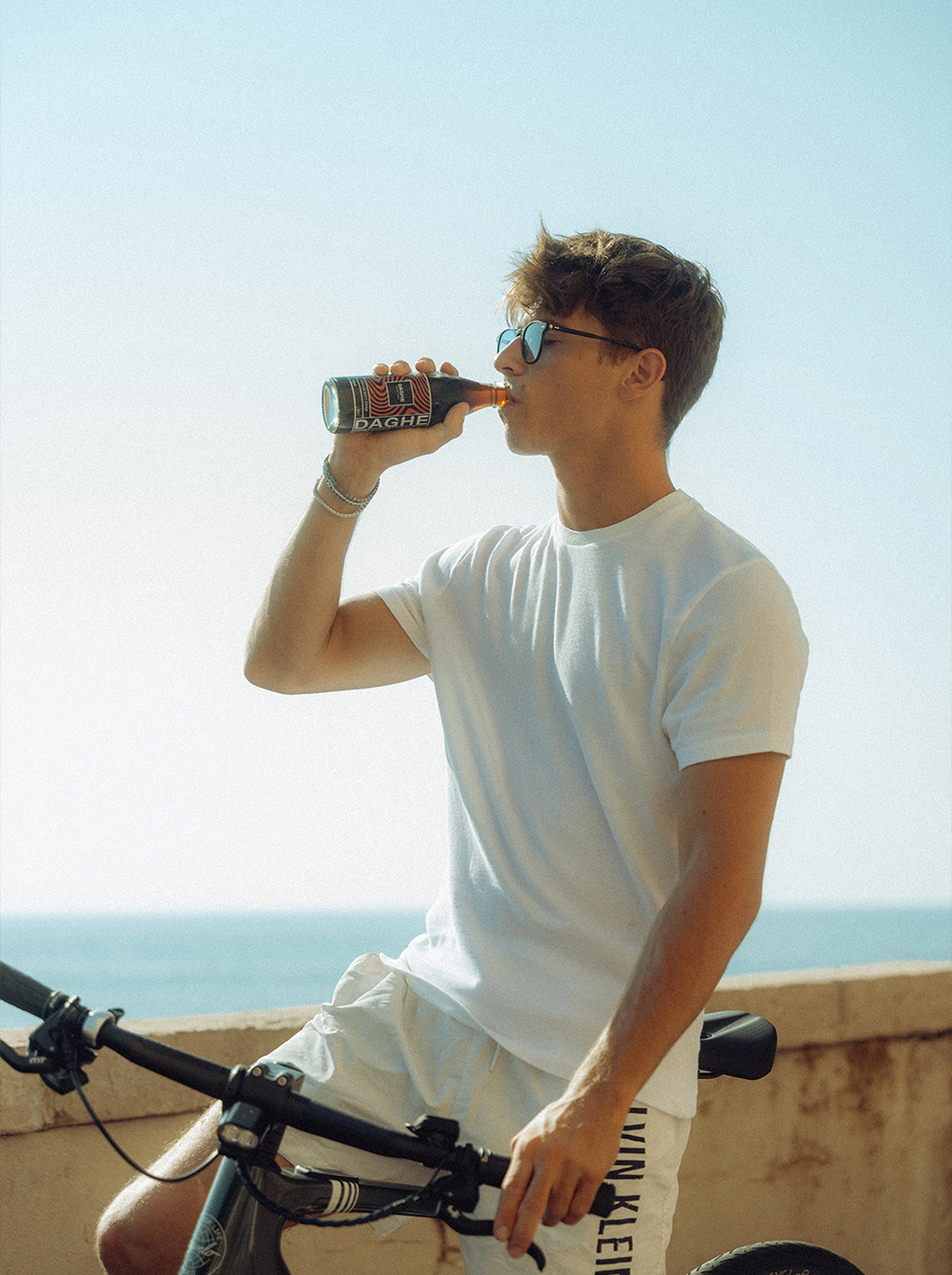 un homme qui boit une boisson soda
