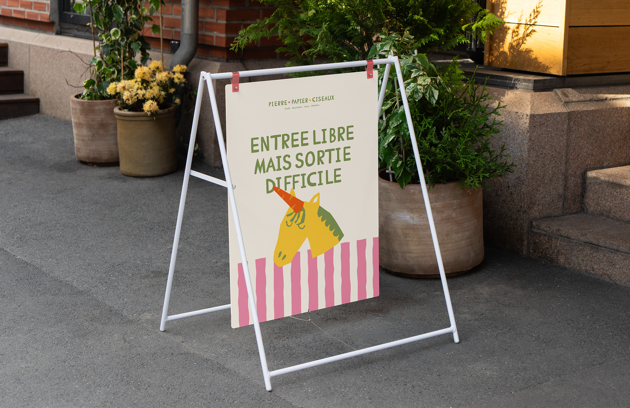 Design d'enseigne avec écrit dessus "Entrée libre, mais sortie difficile"