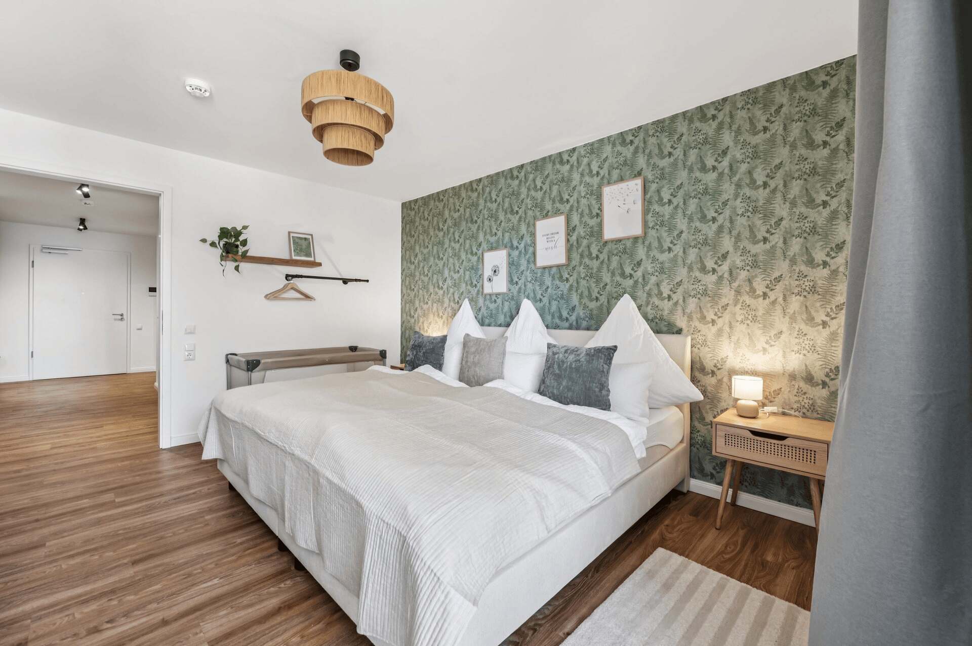 Ein hochwertiges und modernes Schlafzimmer mit einem Familienbett und einem holzfussboden.