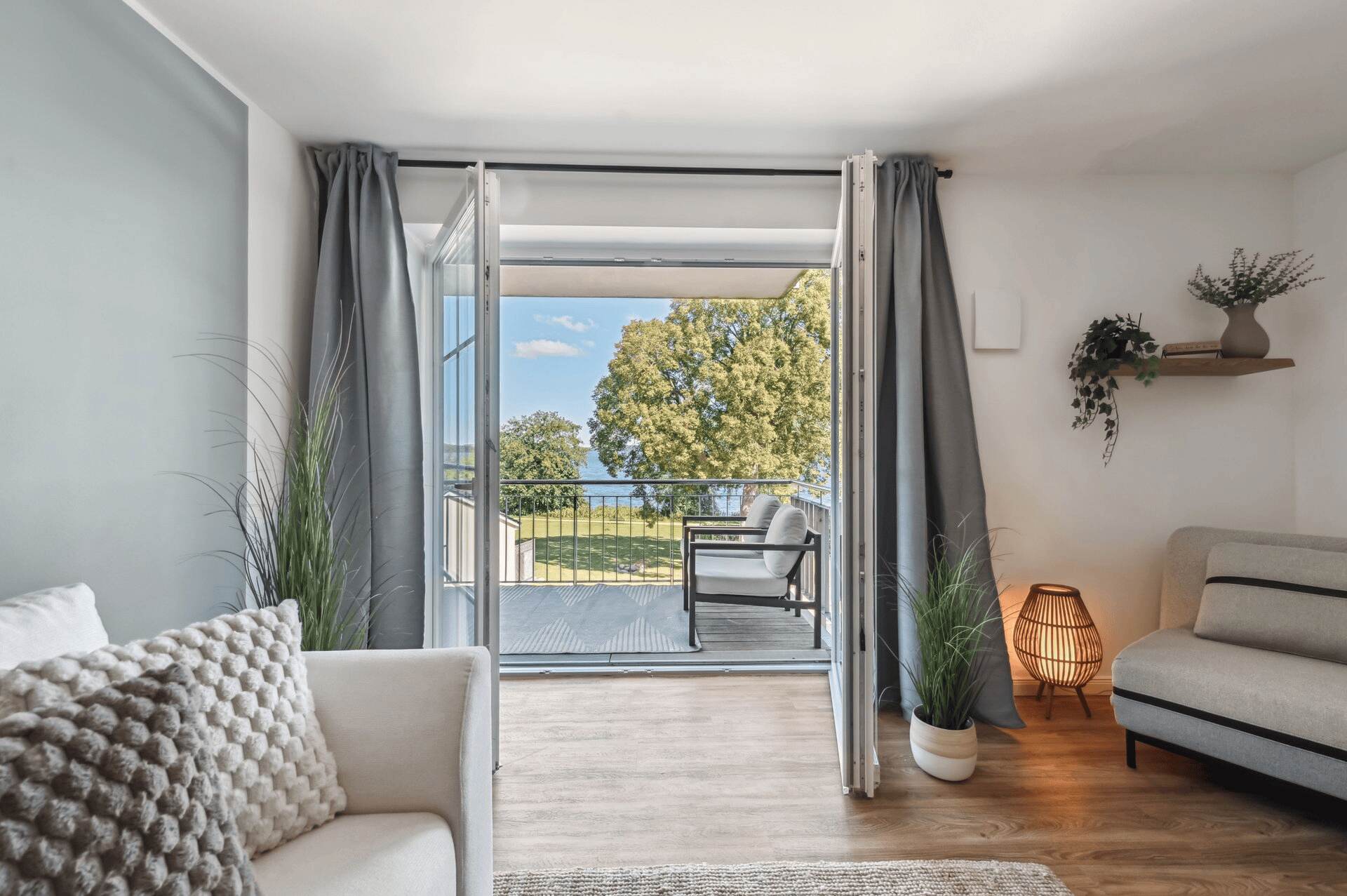 Aus dem großzuegigen Wohnzimmer kann man direkt aiuf den Balkon gehen und den Ausblick auf den Ploener See genießen.