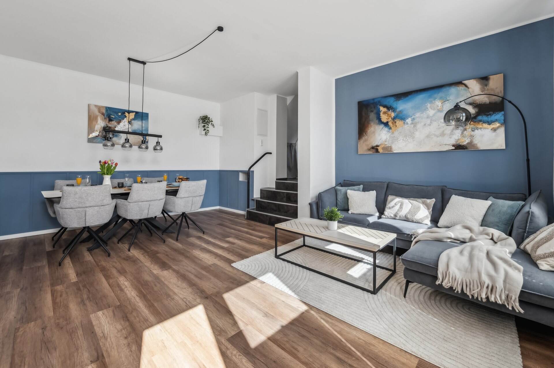 ein hochwertiges und modernes Wohnzimmer mit luxurioeser Ausstattung.