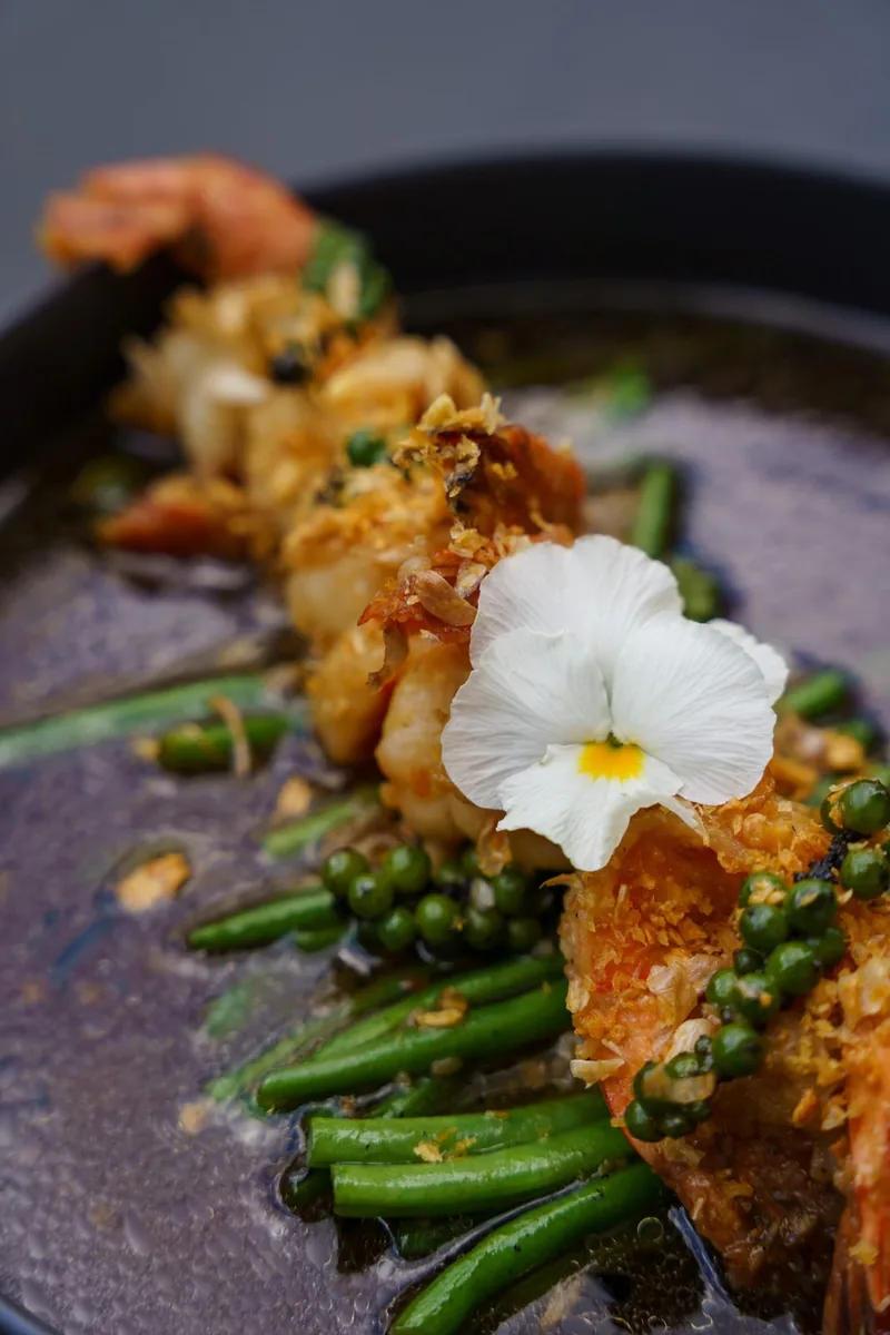Gung Gratiem Prikthai: tiger prawns with beans, green peppercorns and garlic
