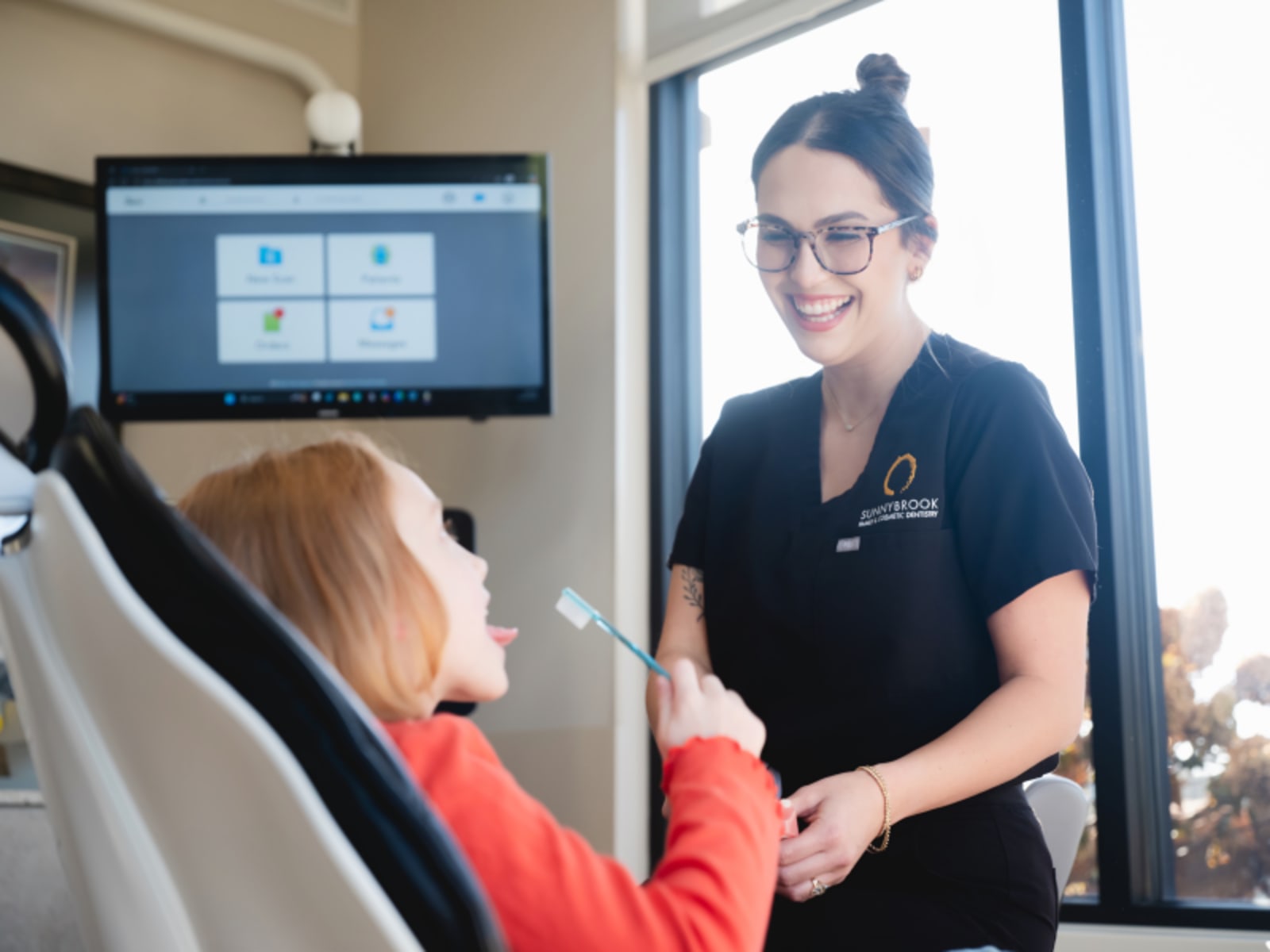 Dentist discussing treatment plan with patient using computer screen