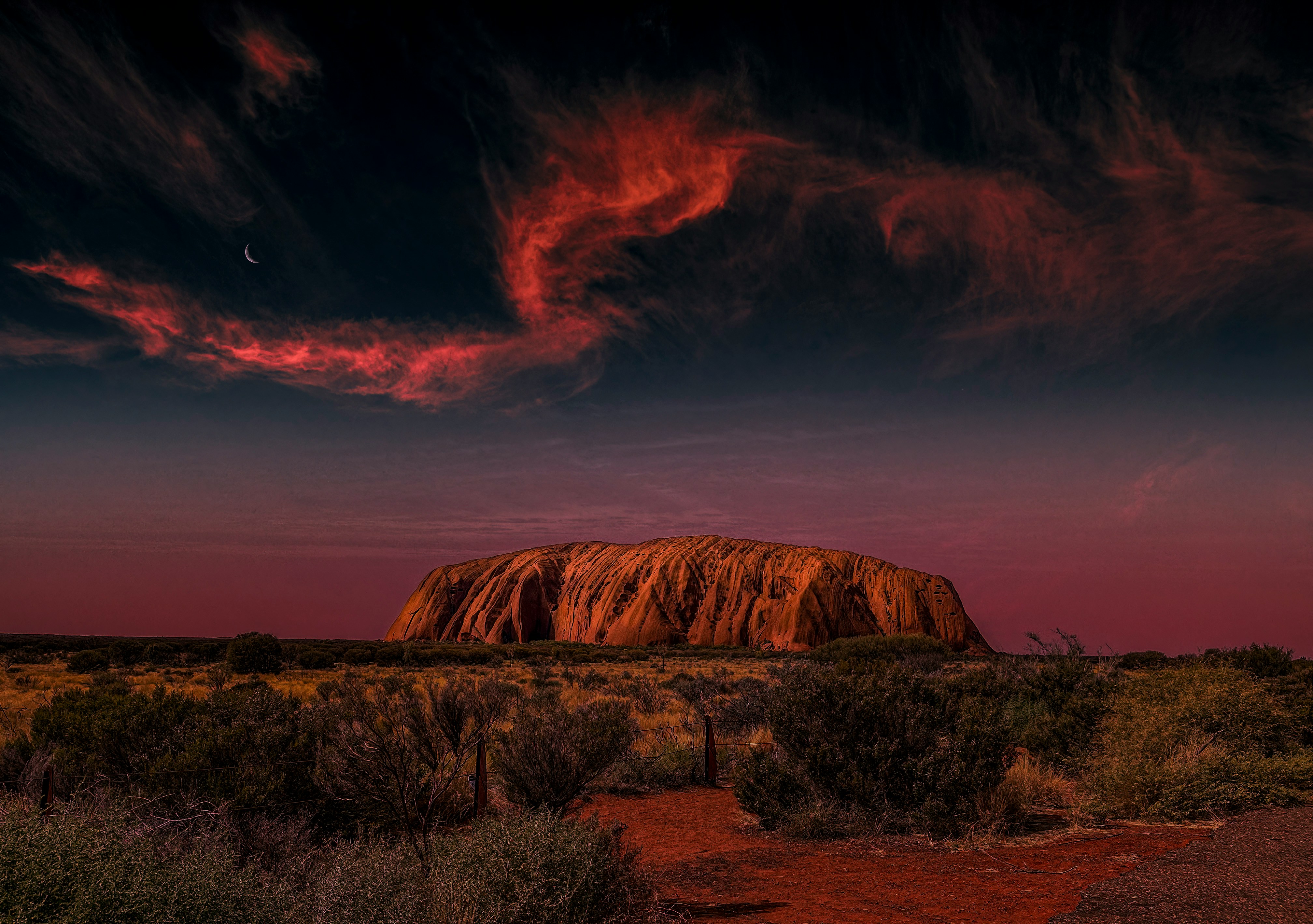 Scenic image symbolizing the dramatic contrast between Australia's Red Centre desert and the tropical Top End.