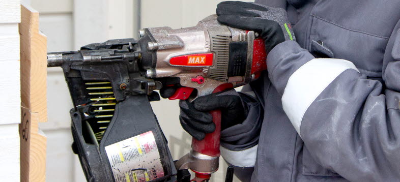 Bild på en person som arbetar inom byggteknik