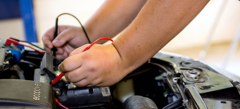 Bild på person som arbetar med ett fordon