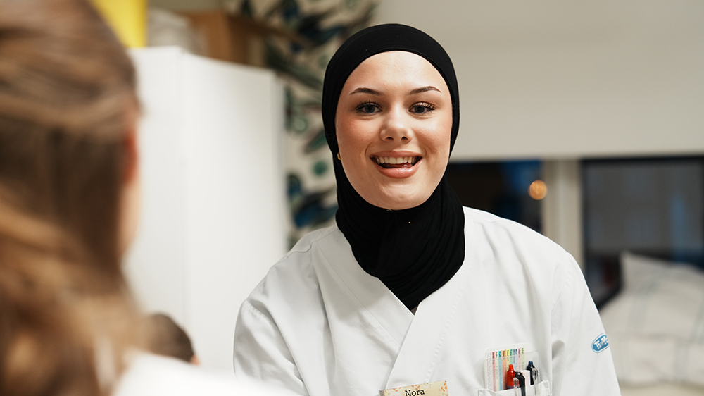 Bild på person som arbetar inom vård och omsorg.