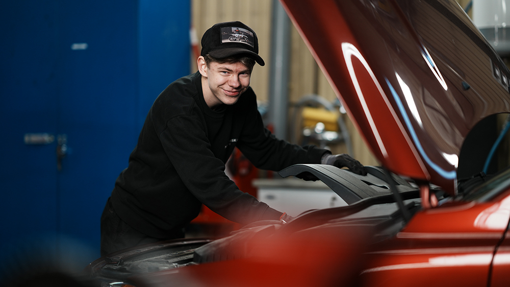 Bild på person som arbetar med ett fordon